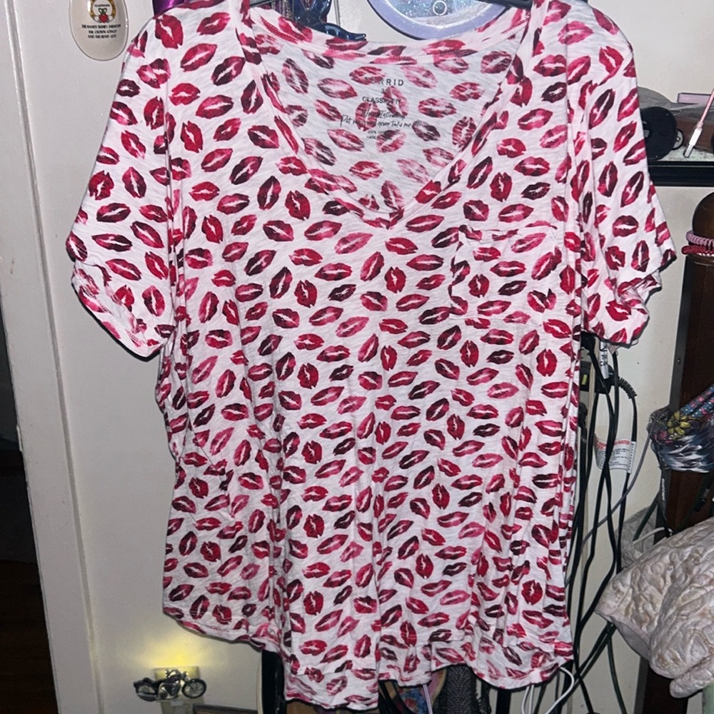 Torrid Red and Pink Lip Print Short Sleeve Tee